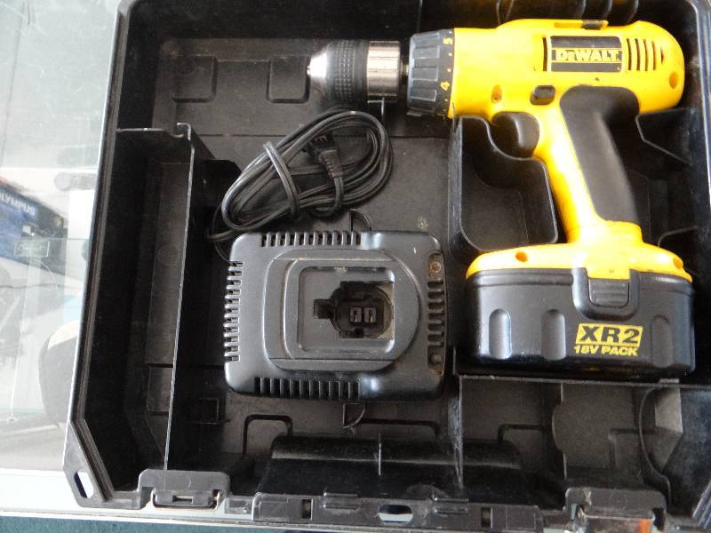 lot 4940 image: Dewalt 18 volt cordless drill w 1 battery & charger