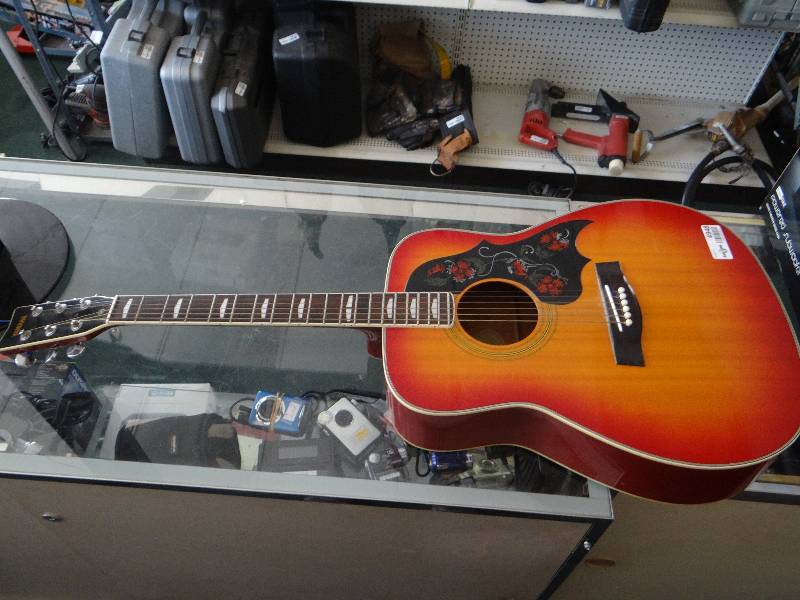 lot 4948 image: Yamaha 6 string acoustic guitar