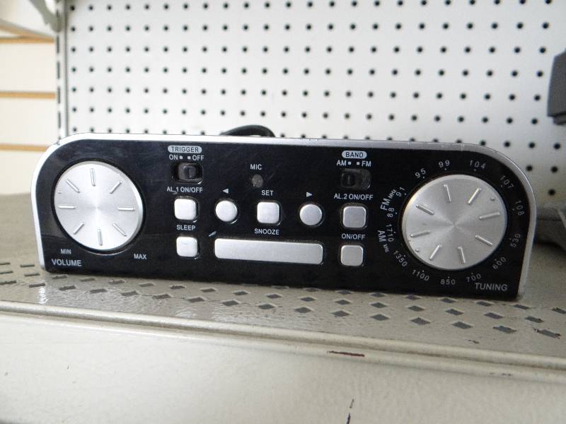 lot 4969 image: AMFM talking dual alarm clock radio