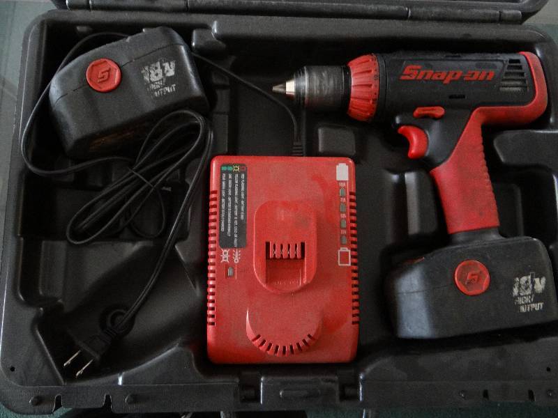 lot 4982 image: Snap-on cordless drill w 2 batteries & charger