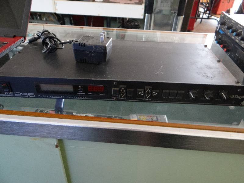 lot 4986 image: DSP 256 Multi effects processor