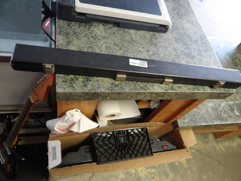 lot 5005 image: Pool cue case w pool cue