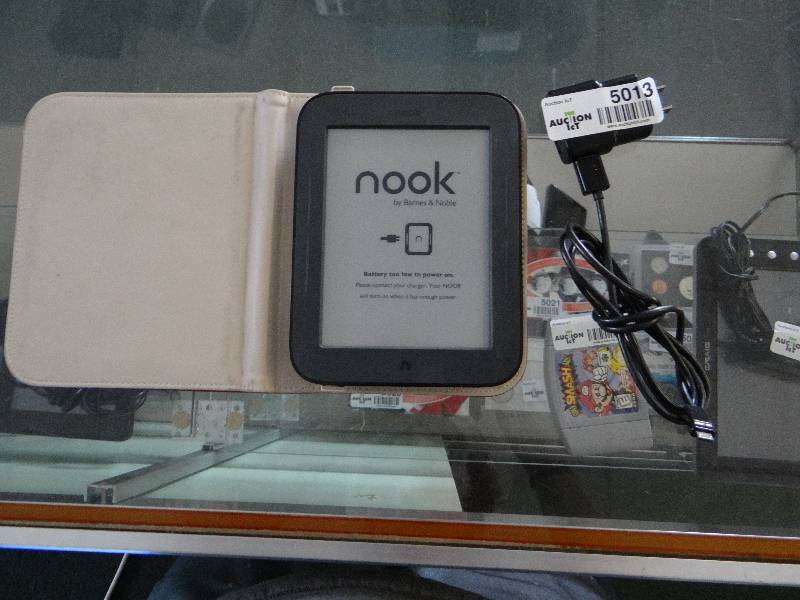 lot 5013 image: Barnes & Noble Nook w charger & case