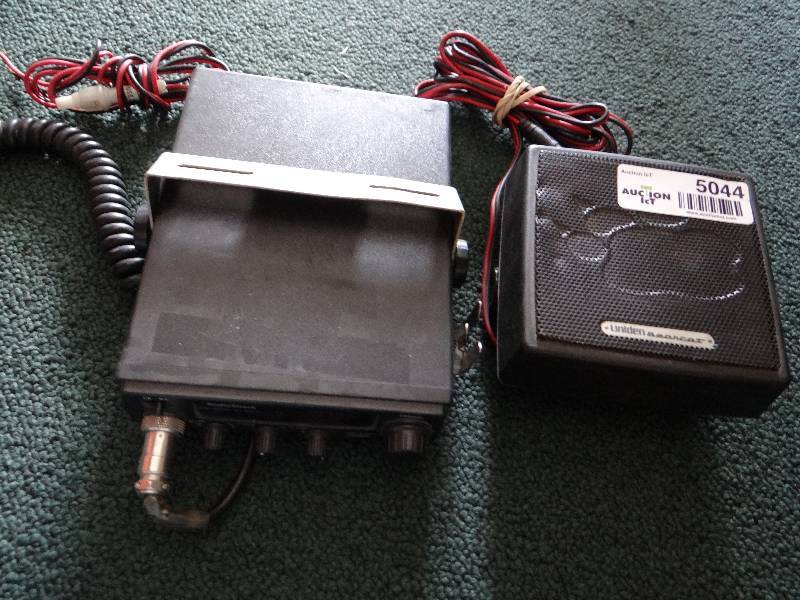 lot 5044 image: RadioShack CB radio & speaker