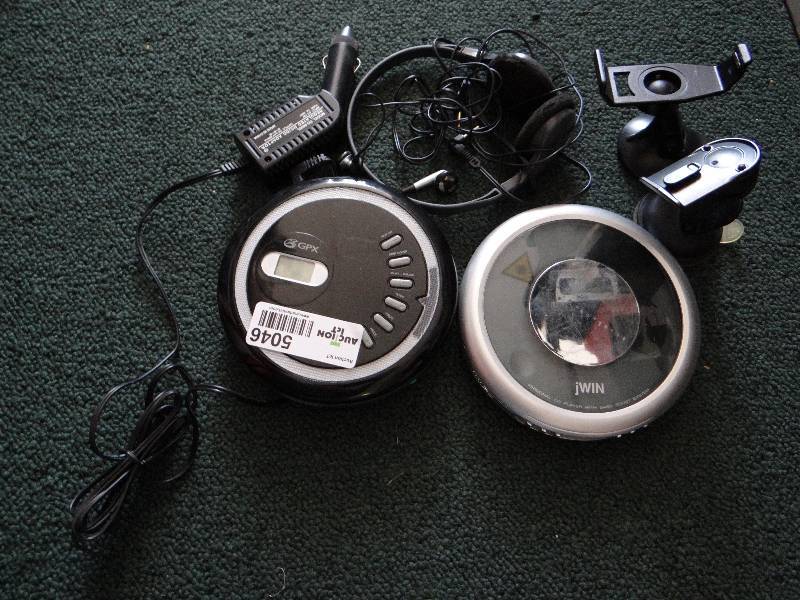 lot 5046 image: 2 cd players w headphones, & 2 car mounts for phone