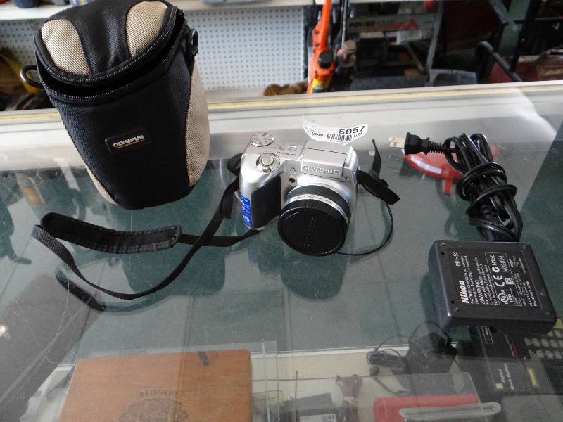 lot 5057 image: Olympus digital camera 10 optical zoom w bag & storage
