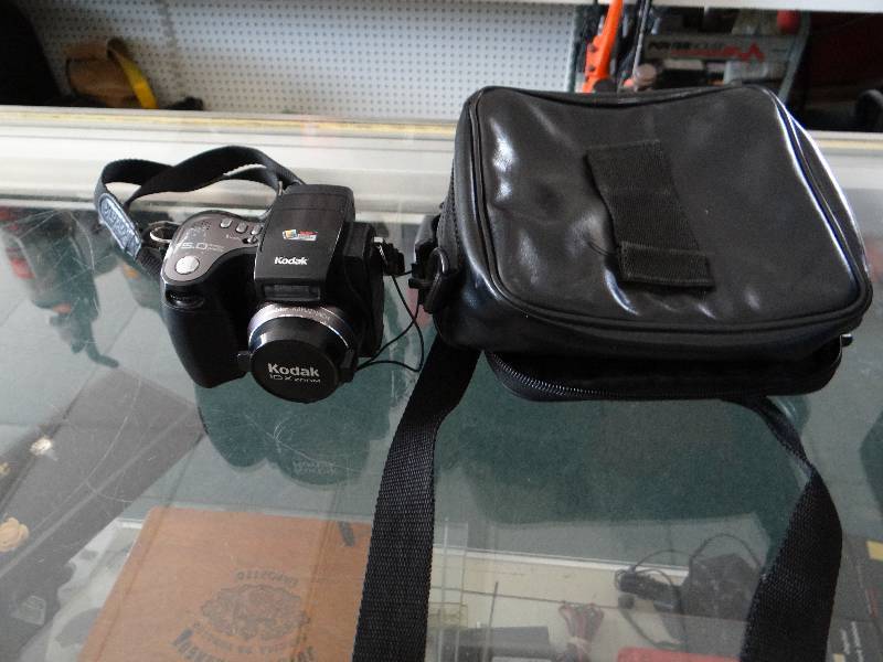 lot 5060 image: Kodak camera easyshare z7590 w case, charger & batteries