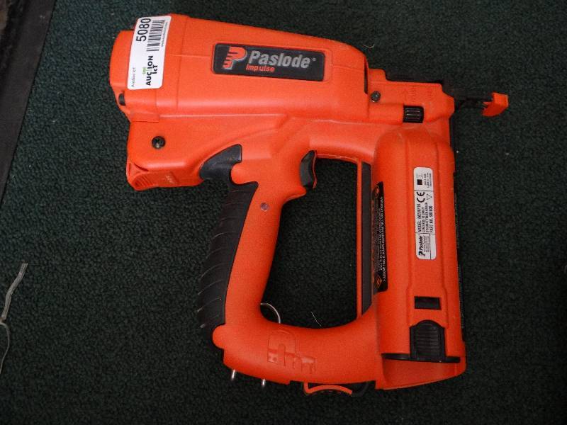 lot 5080 image: Paslode cordless 18 guage straight finish nailer w box of finish nails