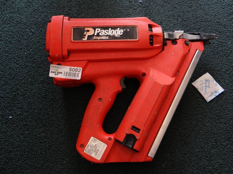 lot 5082 image: Paslode cordless utility framing nailer w box of brad nails