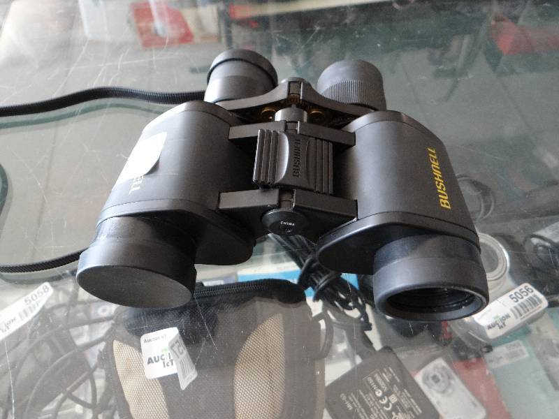lot 5085 image: Bushnell 300 ft at 1000 yards binoculars