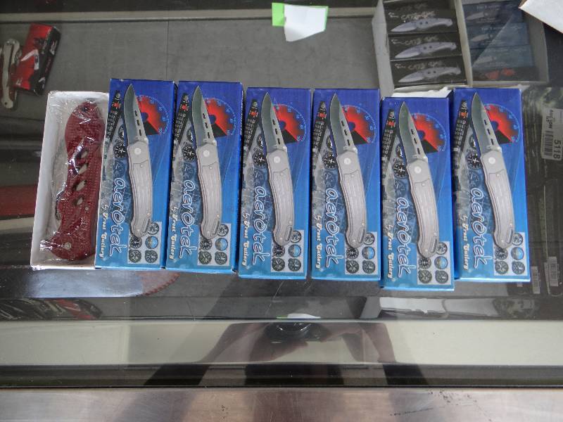lot 5121 image: Large lot of brand new pocket knives