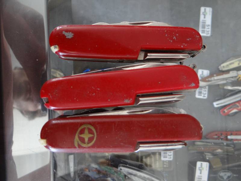 lot 5135 image: Lot of swiss army knives