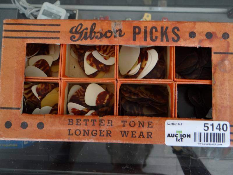 lot 5140 image: Collectible Gibson guitar picks in box