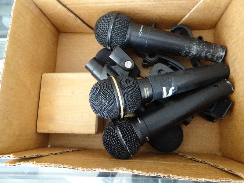 lot 5153 image: Lot of microphones