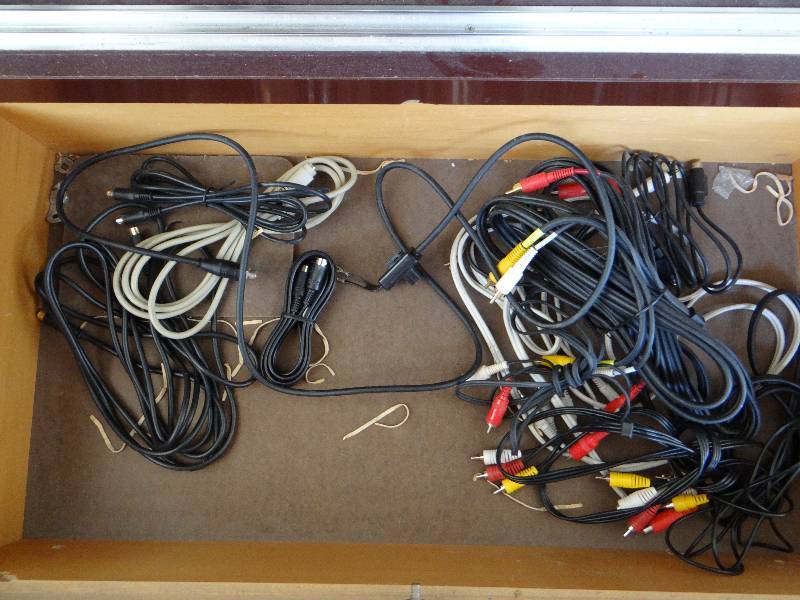 lot 5157 image: Large lot of various cords
