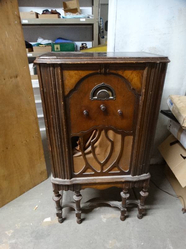 lot 13281 image: Antique airline super heterodyne radio cabinet 44 24.