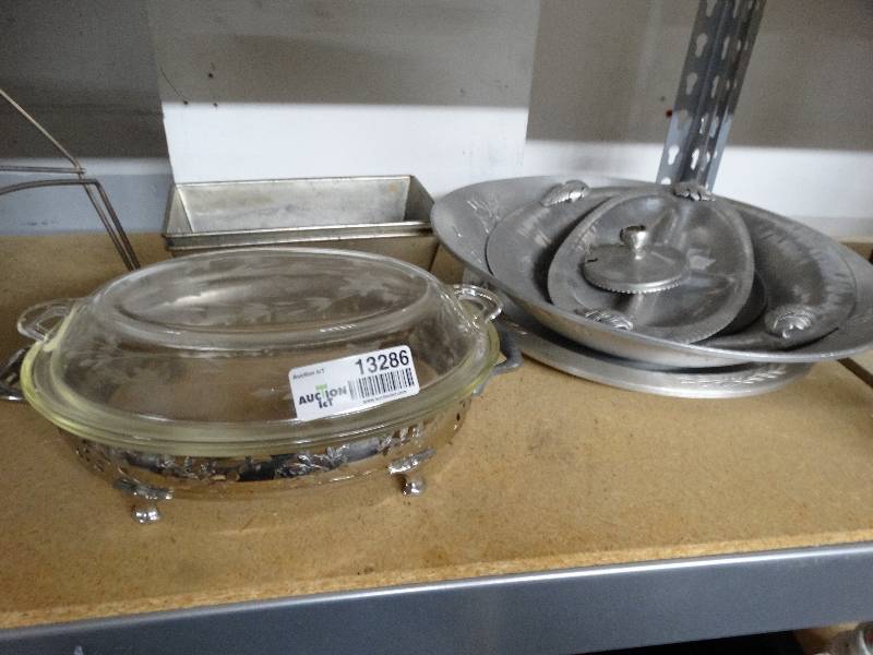 lot 13286 image: Kitchen ware.