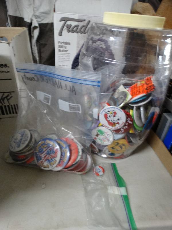 lot 13312 image: Lot of various buttons.