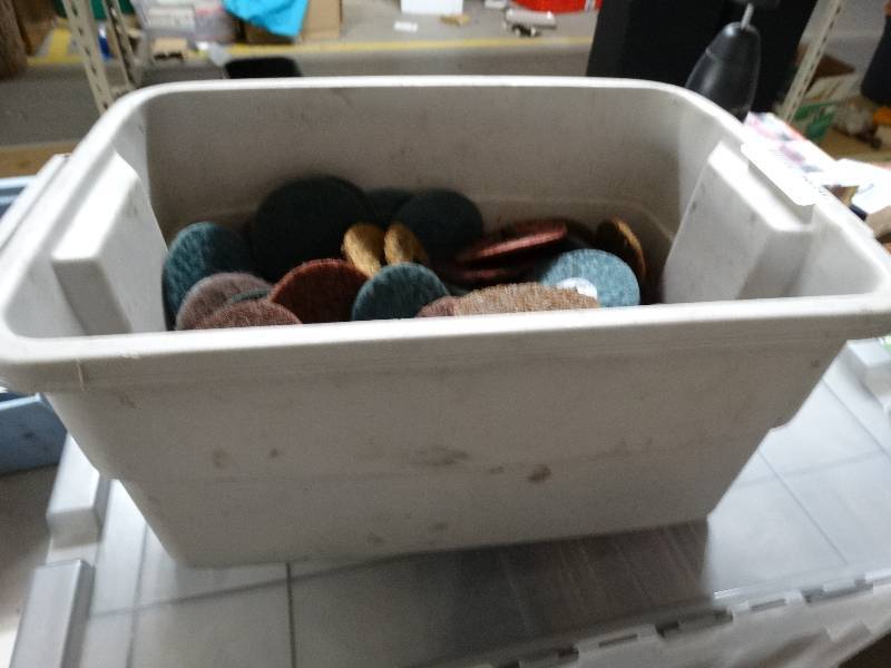 lot 13319 image: Lot of sanding disk with tote.
