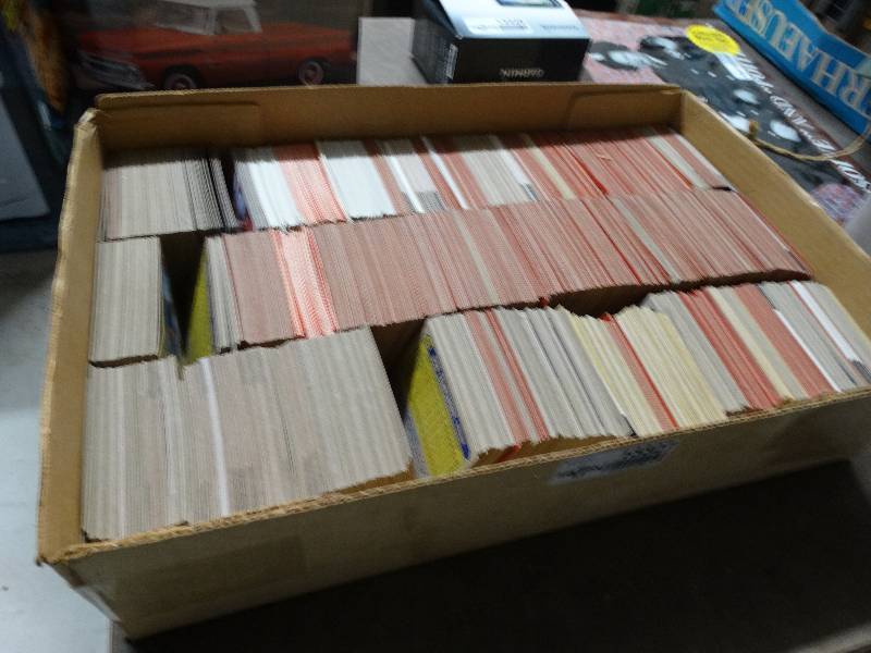 lot 13327 image: Large lot of baseball cards.