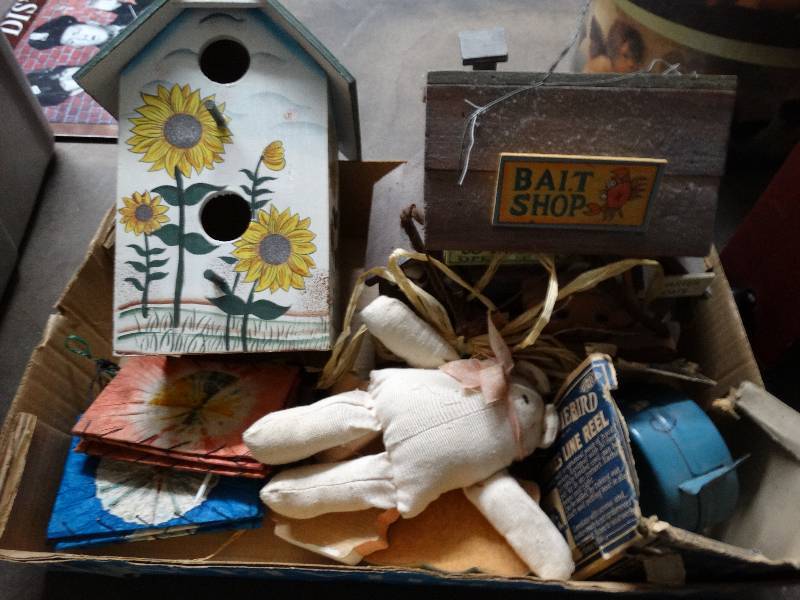 lot 13330 image: Lot of 2 bird houses and home decor