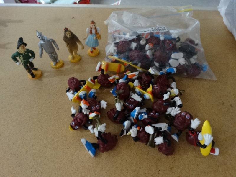 lot 13343 image: lot of california raisins.