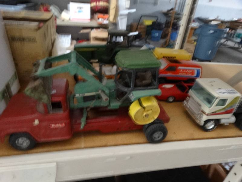 lot 13346 image: lot of metal older toy cars.