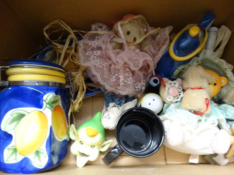 lot 13349 image: Lot of home decor.