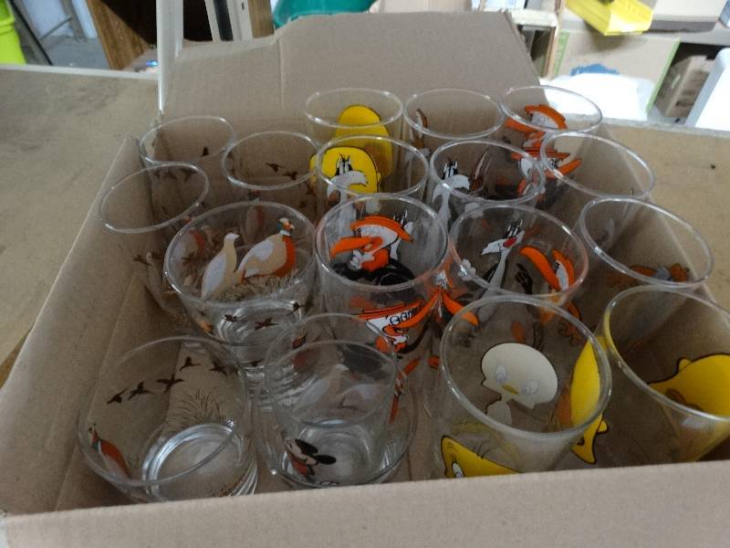 lot 13354 image: Looney toon colletors glasses.