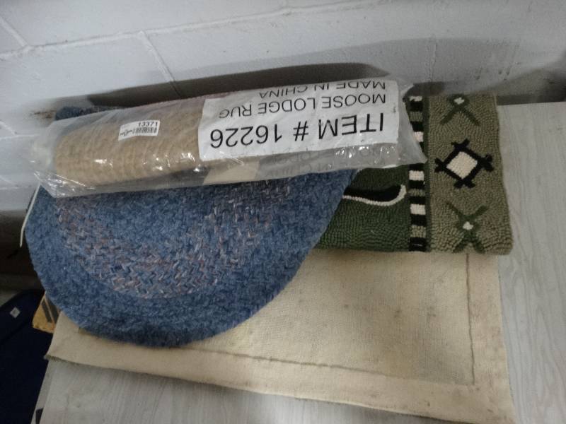 lot 13371 image: Floor mats & a mirror.