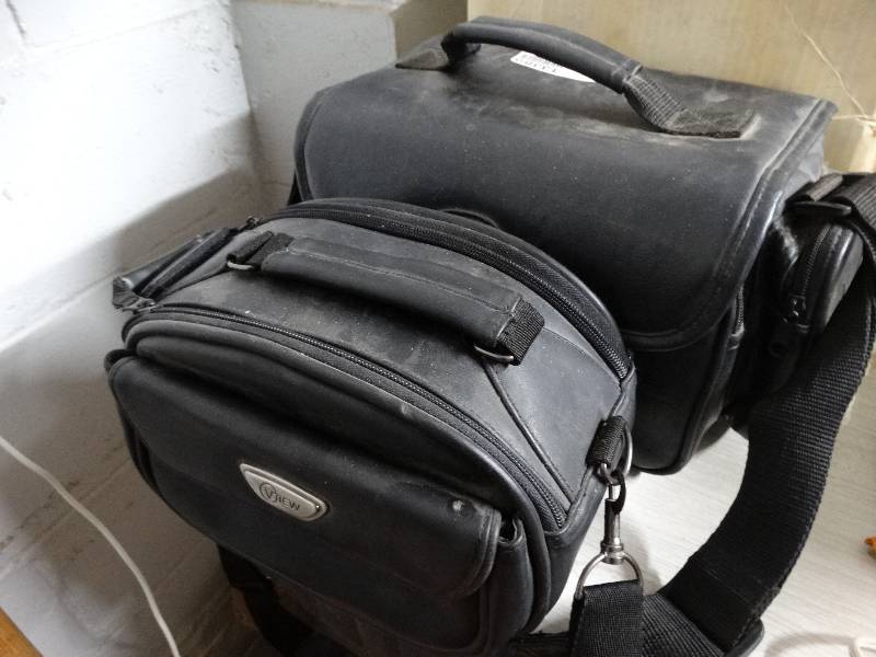 lot 13389 image: Sony digital handycam wbag & a brownie hawkeye camera & bag.