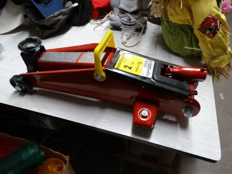 lot 13403 image: 2 ton trolley jack missing handle.
