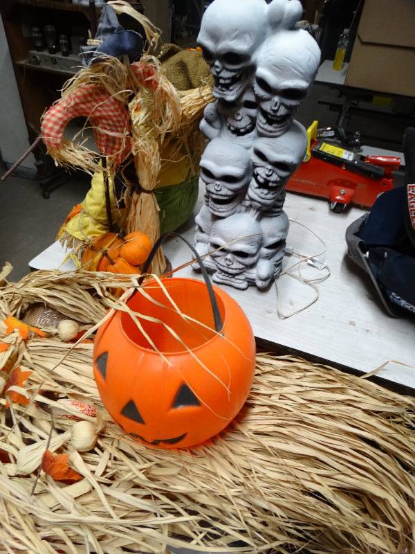 lot 13405 image: Lot of halloween decor.