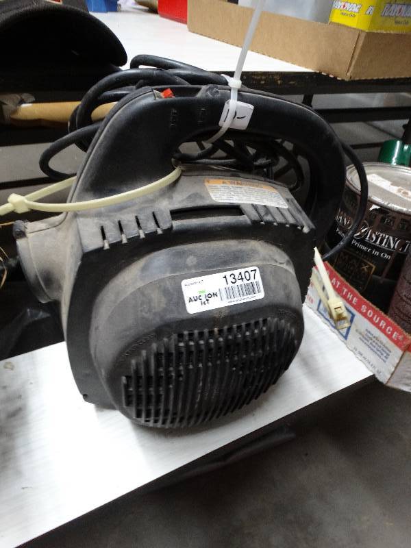 lot 13407 image: Electric blower, works, missing parts.