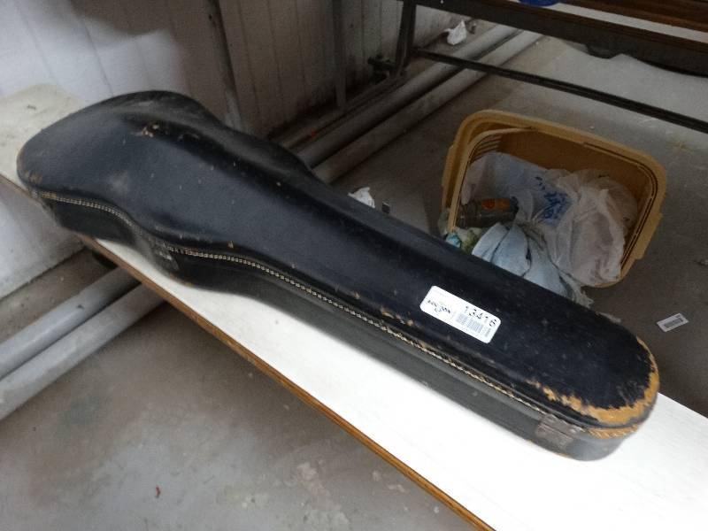 lot 13416 image: Empty violin case.