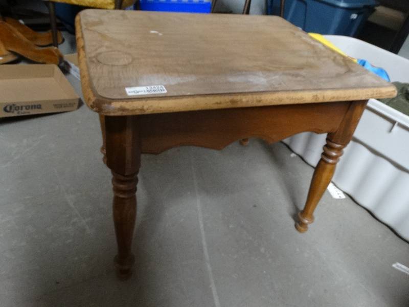 lot 13424 image: Wooden end table.