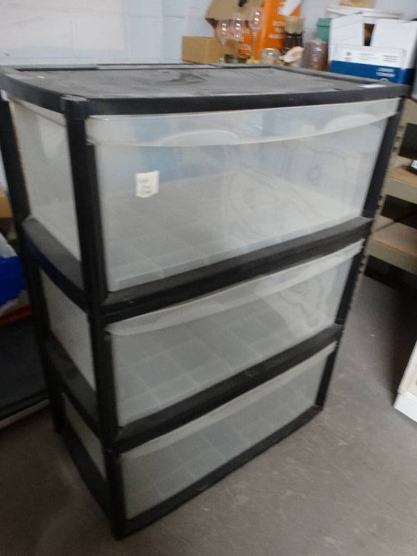 lot 13426 image: Large plastic storage container.