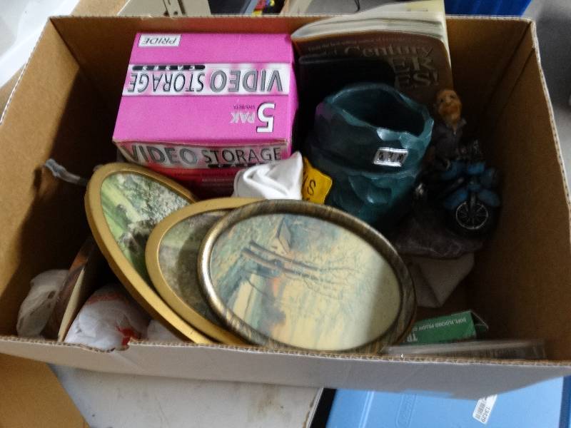 lot 13430 image: Lot of home decor.