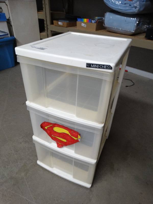 lot 13437 image: Plastic storage bin.