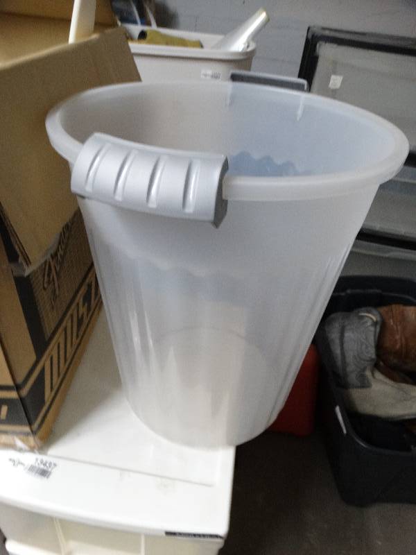 lot 13438 image: Large lot of kitchen items.