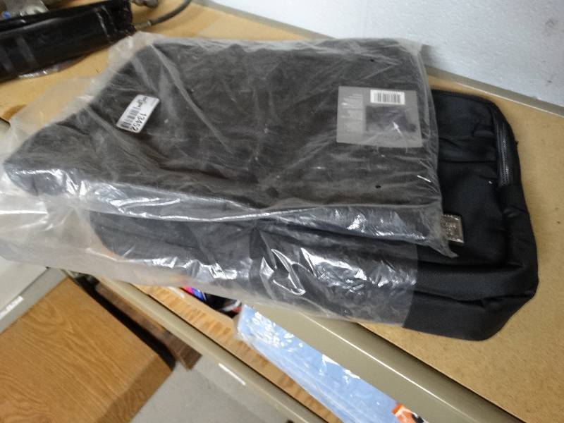 lot 13452 image: 2 New ecko bags.