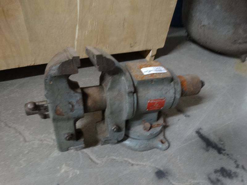 lot 13467 image: 5 bench vise.