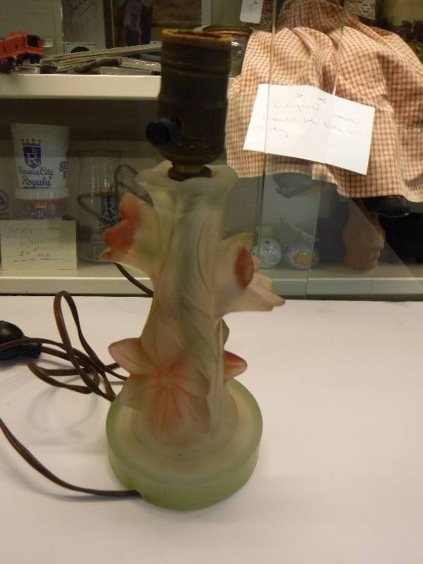 lot 7017 image: Vintage lamp
