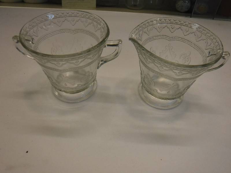 lot 7019 image: vintage glassware