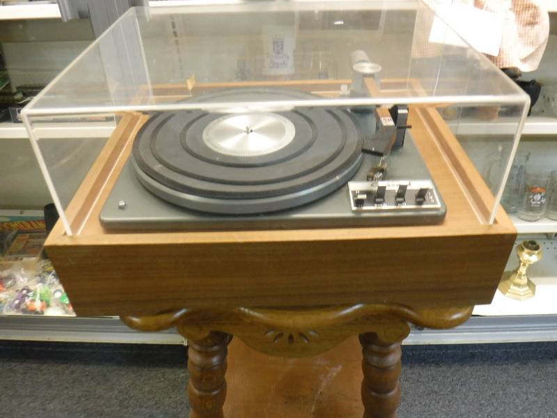 lot 7004 image: garrard turntable