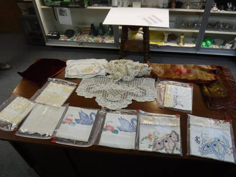lot 7007 image: Lot of nice embroidering and table doilies