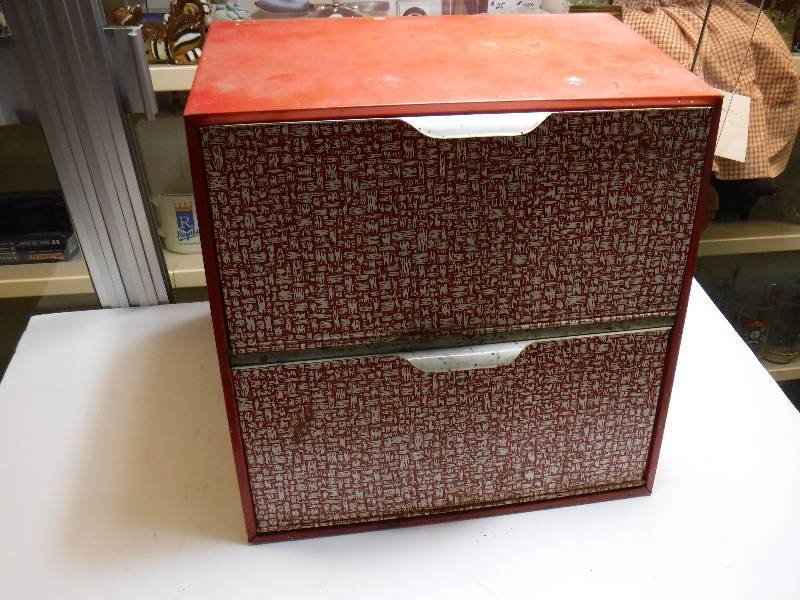 lot 7039 image: tin bread box vintage