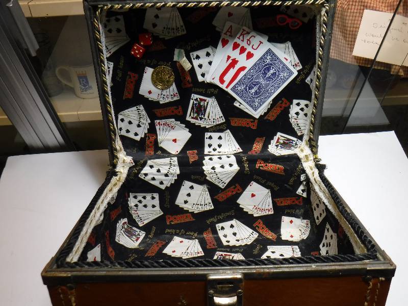 lot 7042 image: Poker Box
