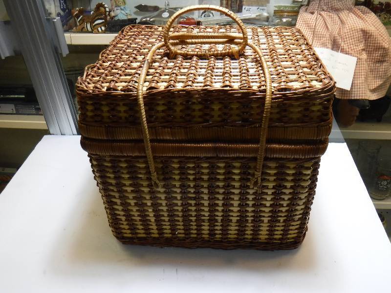 lot 7048 image: picnic basket