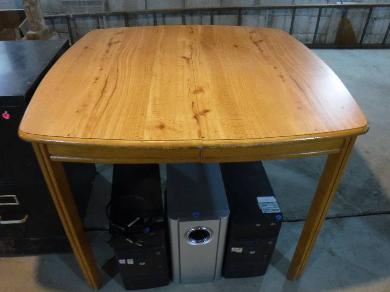 lot 7051 image: Table